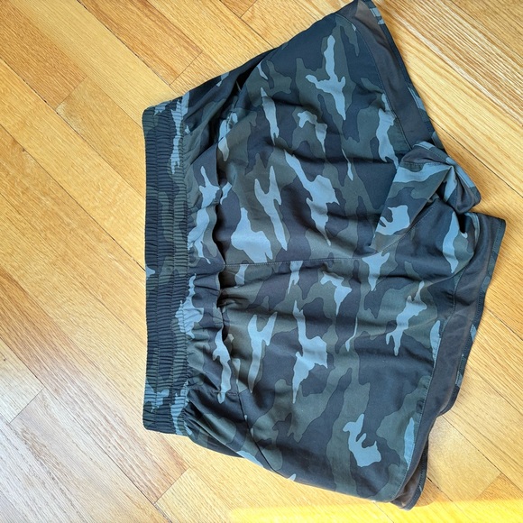 Athleta Mesh Raver Run Shorts 4 in - Picture 2 of 6